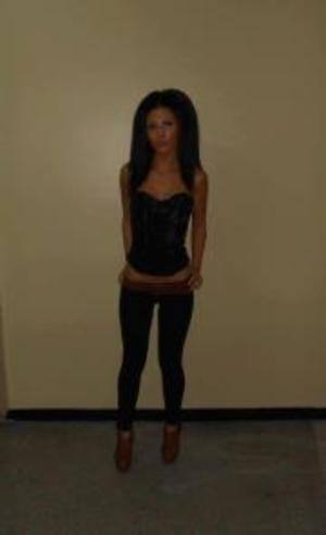 Corrine (18) in New York | Local Adult Woman