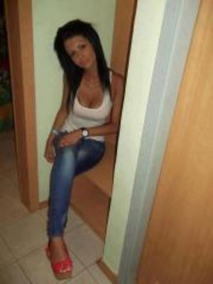 Larisa from Morganfield, Kentucky is looking for adult webcam chat